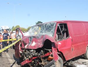 Tır ile Çarpışan Minibüsün Sürücüsü Öldü, 2 Çocuğu Yaralandı