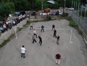 Tortum’da Genci ve Yaşlısıyla Voleybol Sevdalısı Mahalle