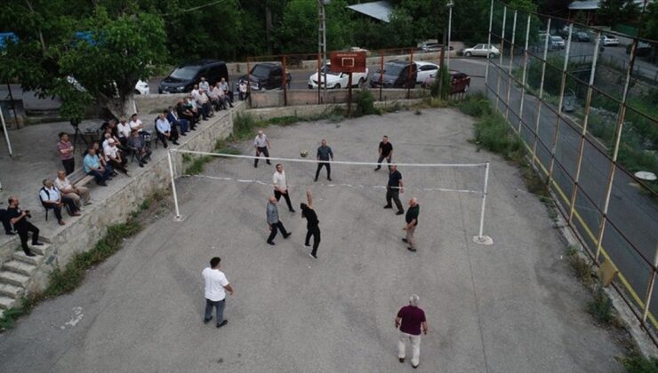 Tortum’da Genci ve Yaşlısıyla Voleybol Sevdalısı Mahalle