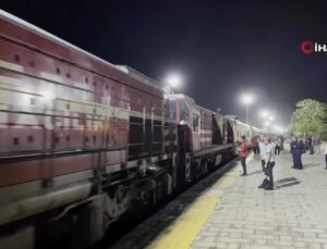 Turistik Tatvan Treni’nin İlk Yolcuları Tatvan’a Vardı