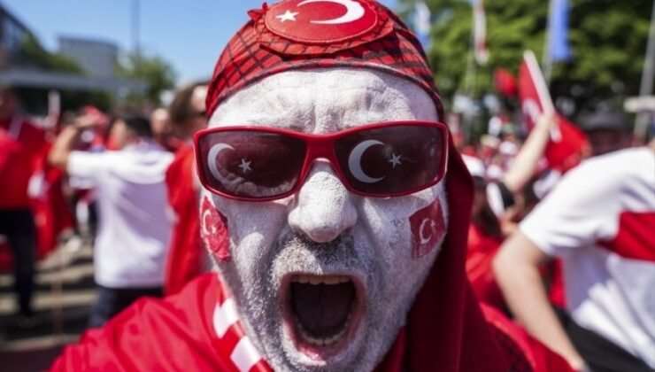 Türkiye-Portekiz Maçı Öncesinde Türk Taraftarların Stada Yürüyüşü