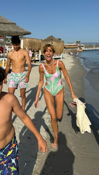 unlu model cagla sikel buyuk oglu kuzeyle tatil pozu verdi 1 naju42vY