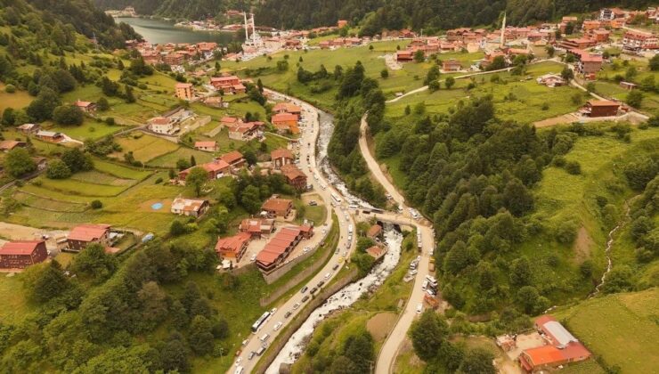 Uzungöl’de Bayram Yoğunluğu: Kilometrelerce Araç Kuyruğu Oluştu