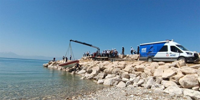 Van Gölü’nde Kaybolan Genci Arama Çalışmaları Sürüyor