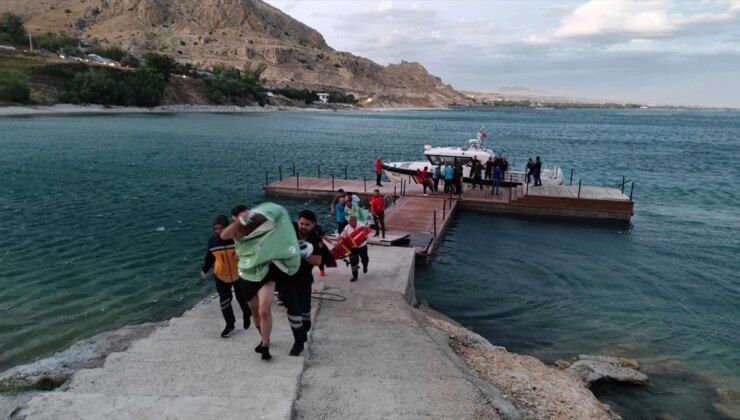 Van Gölü’nde Sürüklenen 4 Kişi Kıyı Güvenlik Tarafından Kurtarıldı