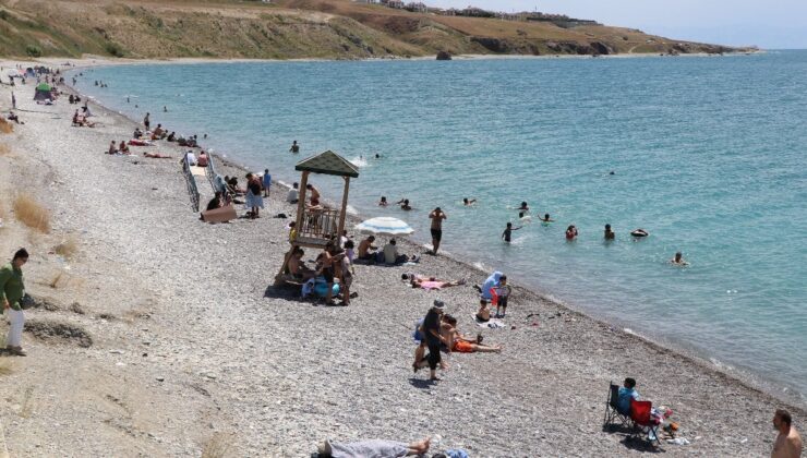 Van’ın Mavi Bayraklı Plajına Ziyaretçi Akını