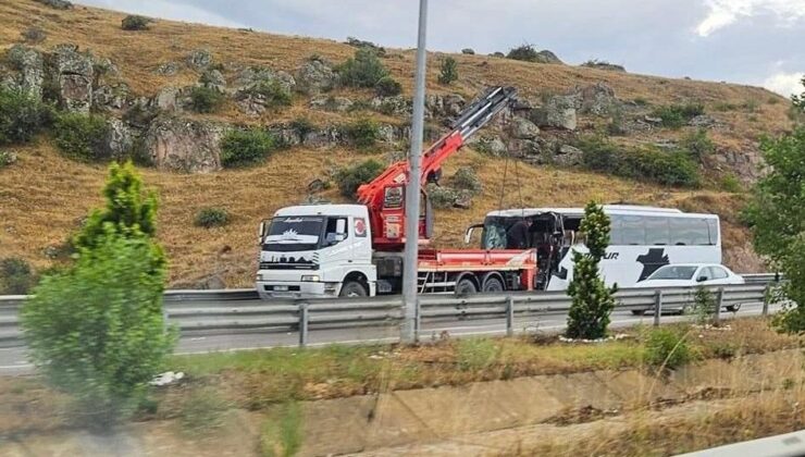 Yolcu Otobüsü Karpuz Yüklü Tır’a Çarptı: 14 Yaralı