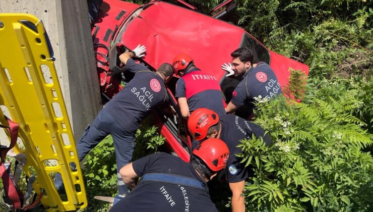 Zonguldak’ta Bariyere Çarpan Arabada 4 Kişi Yaralandı