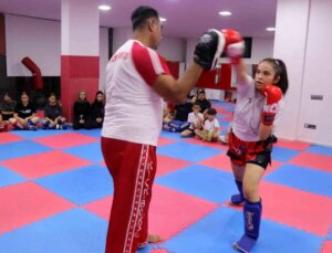 14 Yaşındaki Genç Atlet Türkiye Kick Boks Şampiyonası’nda Şampiyon Oldu