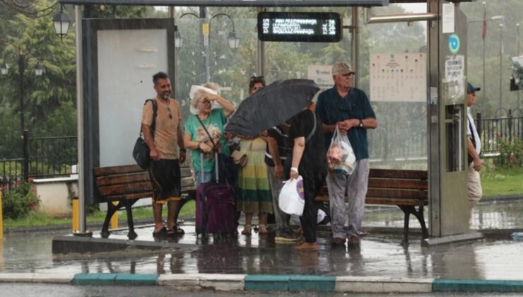 3 Kenti Sağanak Vurdu, Cadde ve Sokaklar Göle Döndü