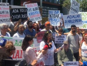 Adalılar İBB Önünde Eylem Yaptı: ‘Azmanbüsleri Derhal Geri Çekin’