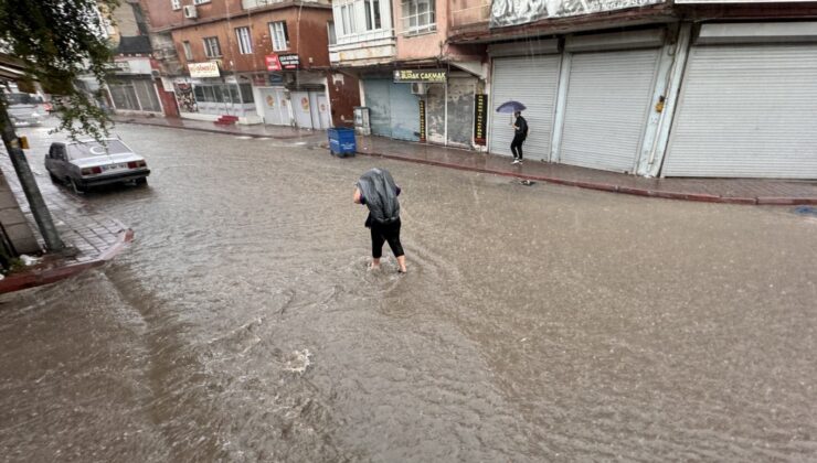 Adana’da Sağanak Yağış: Cadde Sokaklar Göle Döndü