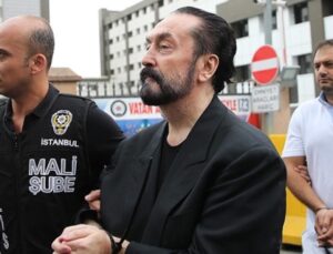 Adnan Oktar: Çakı Üzereyim, Benimle Uğraşanlar Torunum Yaşındalar Ama Dedem Gibi Görünüyorlar