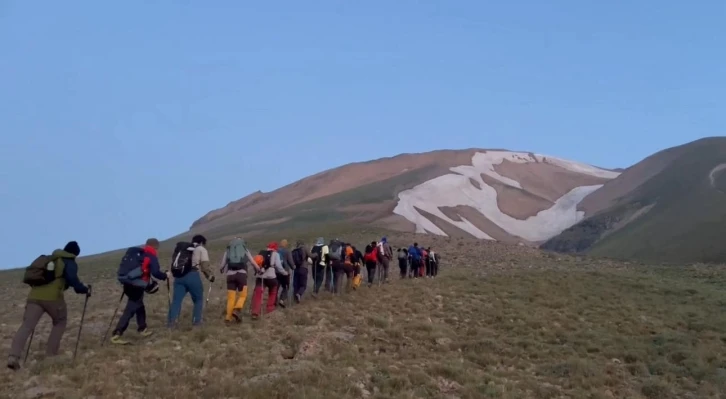 Ağrı’da Süphan Dağı Zirve Tırmanışı ile 15 Temmuz Kutlandı