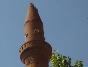 Ahlat’ta Cami Minaresine Yıldırım Düştü, Müezzin Yaralandı