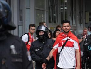 Almanya Polisinden Skandal Hareket! ‘Toplu Yürümeyin’ Uyarısı Sonrası Gözaltı