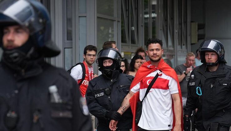 Almanya Polisinden Skandal Hareket! ‘Toplu Yürümeyin’ Uyarısı Sonrası Gözaltı