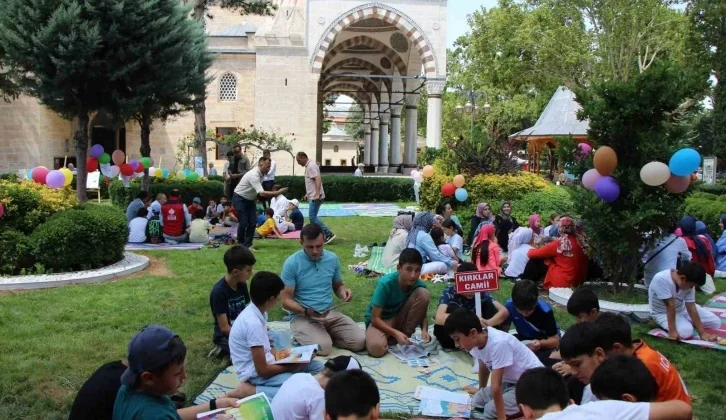 Amasya’da Çocuklar Cami Bahçesinde Kitap Okudu