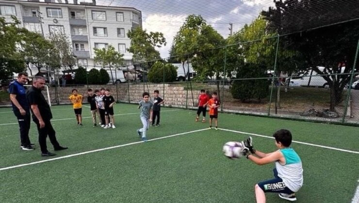 Ankara’nın Pursaklar Belediye Başkanı Ertuğrul Çetin, Çocuklara Ödüllü Penaltı Atışı Yaptırdı