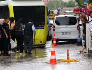 Ansızın Sağanak Yağış Bastırdı! Cadde ve Sokaklar Göle Döndü