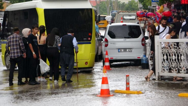 Ansızın Sağanak Yağış Bastırdı! Cadde ve Sokaklar Göle Döndü