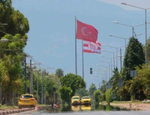 Antalya’da Rekor Sıcaklık Nedeniyle Sokaklar Boşaldı, Kıyılar Doldu