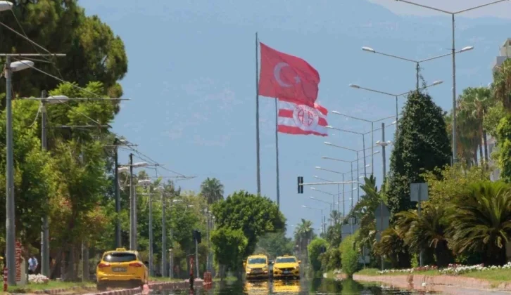 Antalya’da Rekor Sıcaklık Nedeniyle Sokaklar Boşaldı, Kıyılar Doldu