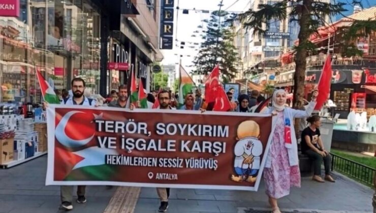 Antalya’da Sessiz Doktorlar Platformu İsrail’in Gazze’ye Yönelik Saldırılarını Protesto Etti