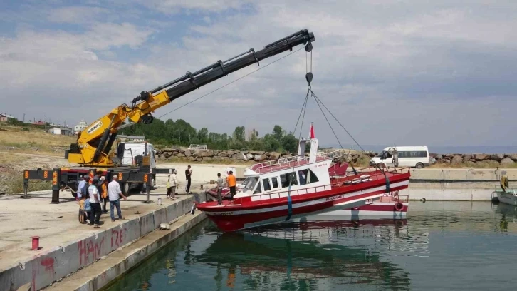 Av Dönemi İçin Bakımları Yapılan Tekneler Van Gölü’ne İndirildi