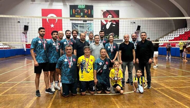 Aydın İl Sağlık Müdürlüğü 15 Temmuz Voleybol Turnuvasında Üçüncü Oldu