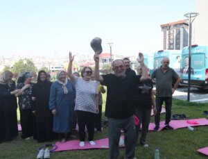 Bağcılar Belediyesi Yaşlılar İçin Kahkaha Seansı Düzenledi