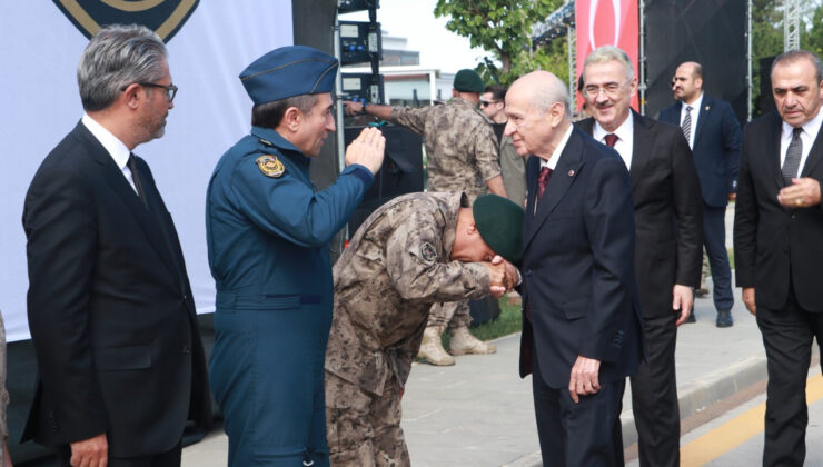 Bahçeli’nin El Öptürmeli Güç Gösterisi: ‘Erdoğan Bunu Gözden Kaçırmaz’