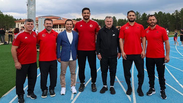 Bakan Bak Olimpiyatlara Hazırlanan Atletleri Ziyaret Etti