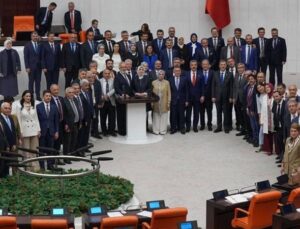 Barış Pehlivan: Katliam YasasıNı Tartışırken Can Diyoruz, Canları Bile Yanmadan Zafer Fotoğrafı Çekiyorlar