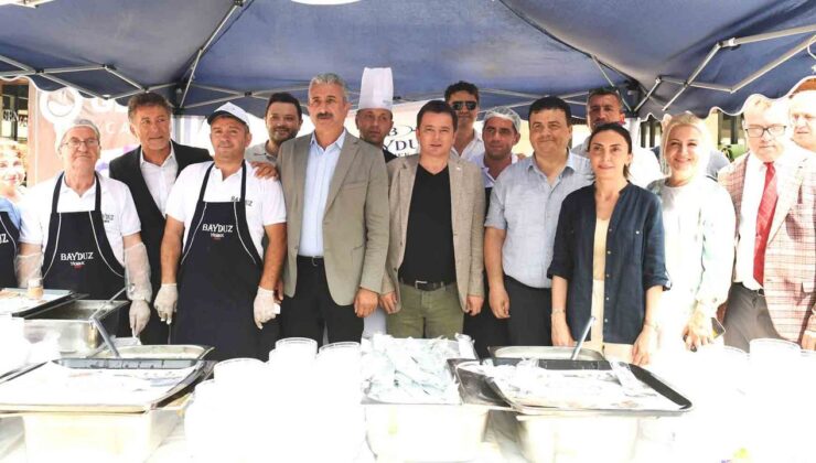 Başkan Aydın, Kazanın Başına Geçti Aşure Dağıttı