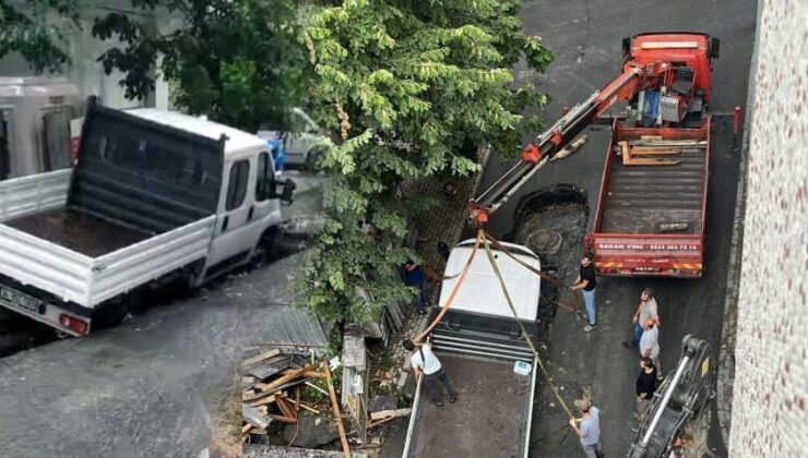 Bayrampaşa’da Etkili Olan Yağmur Kabusları Oldu! 2 Otomobil ve Kamyonet Vinçle Kurtarıldı