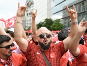 Berlin Polisi Taraftar Yürüyüşünü Sonlandırdı