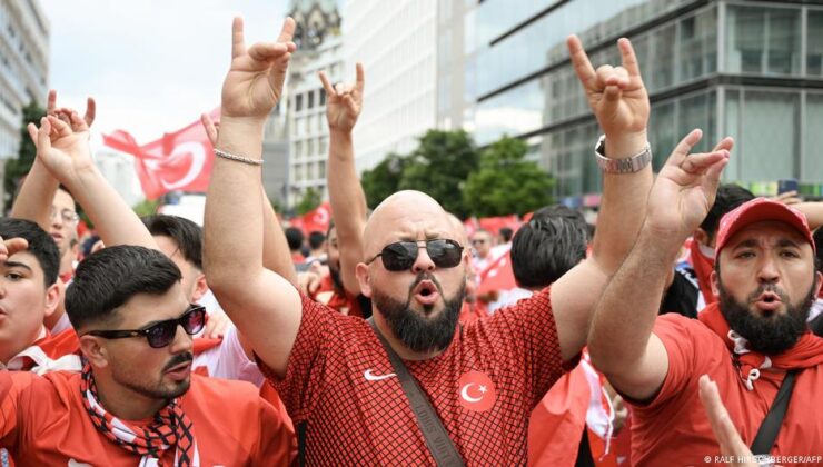 Berlin Polisi Taraftar Yürüyüşünü Sonlandırdı