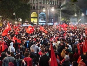 Berlin’de Türk Taraftarlar Avusturya Zaferini Kutladı