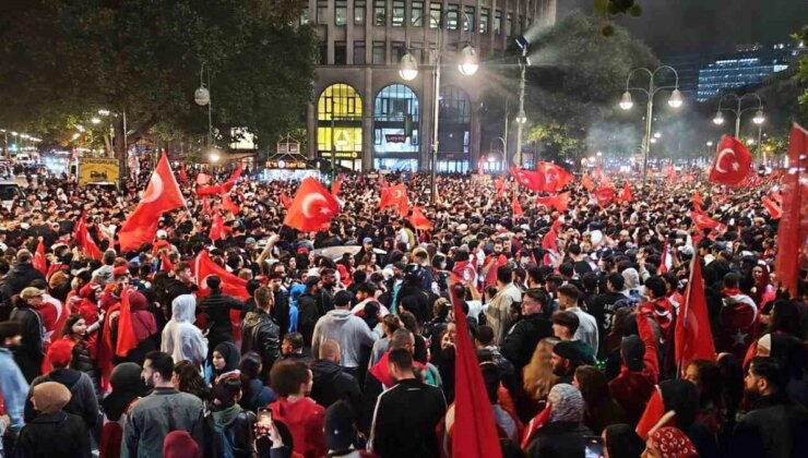 Berlin’de Türk Taraftarlar Avusturya Zaferini Kutladı