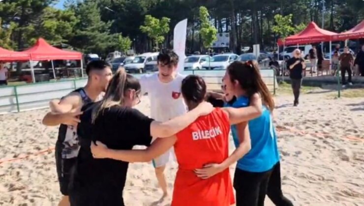 Bilecik Gölpark’ta Düzenlenen Plaj Voleybolu Turnuvasında ‘Kumdan Kale’ Kadrosu Şampiyon Oldu