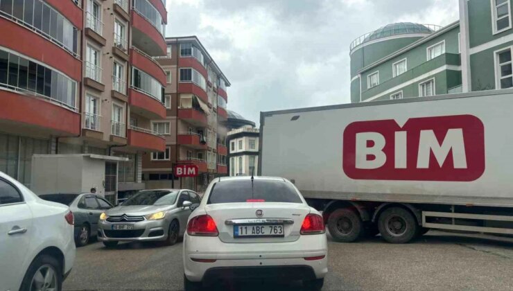 Bim Tırı Park Yeri Bulamayınca Trafiği Kilitledi