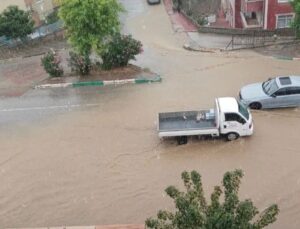 Birdenbire Bastıran Yağmur Sokakları Göle Çevirdi! Bazı İlçelerde Hayat Durma Noktasına Geldi