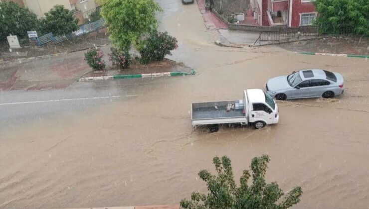 Birdenbire Bastıran Yağmur Sokakları Göle Çevirdi! Bazı İlçelerde Hayat Durma Noktasına Geldi