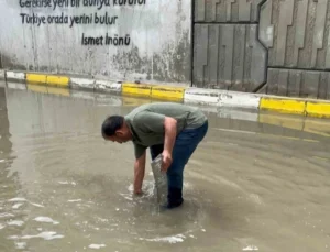 Bolu’da Altgeçitler Göle Döndü: Suyun İçinde Dakikalarca Plakasını Aradı