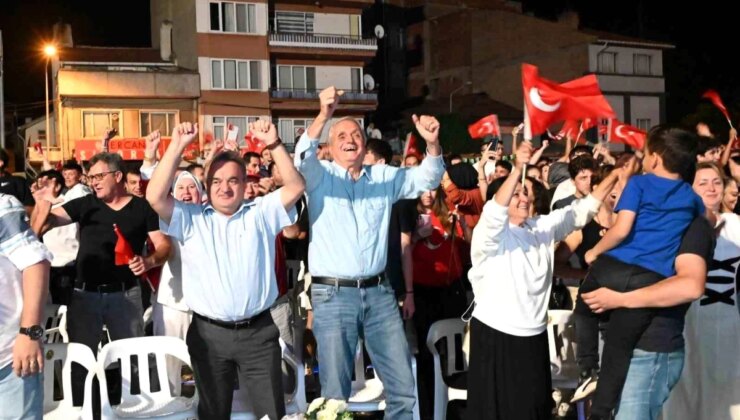 Bozüyük’te Vatandaşlar Avrupa Futbol Şampiyonası Maçını Dev Ekrandan İzledi