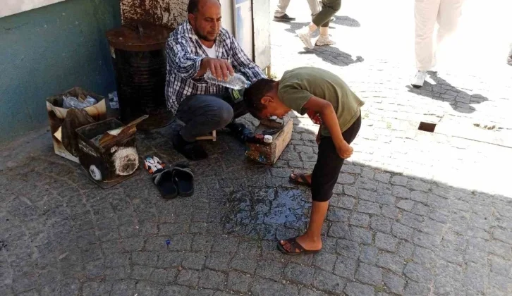 Bunaltıcı Sıcağa Rağmen Ekmek Parası Peşindeler