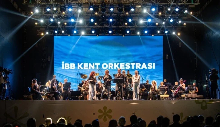 Bursa’da İBB Kent Orkestrası Eşliğinde 90’lar Gecesi