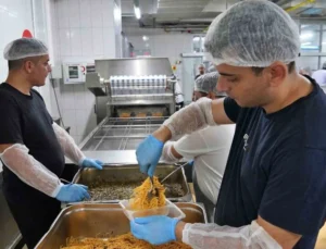 Büyükşehir’den Yaşlı ve Engellilere Sıcak Yemek