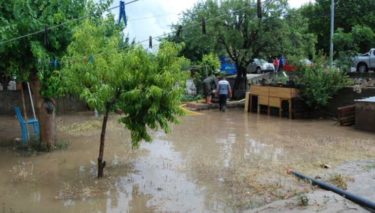 Çanakkale’de Şiddetli Yağış: Bayramiç ve Ezine’de Su Baskınları